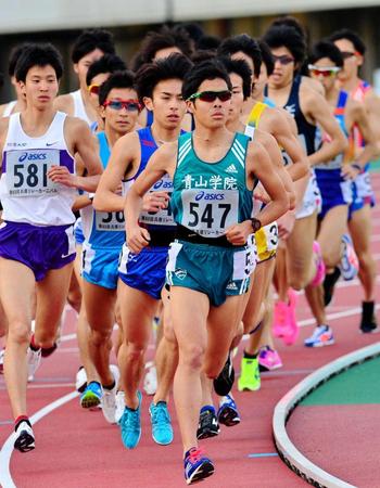 　男子１万メートル決勝１組　学生２位になった青学大の小椋裕介（中央）