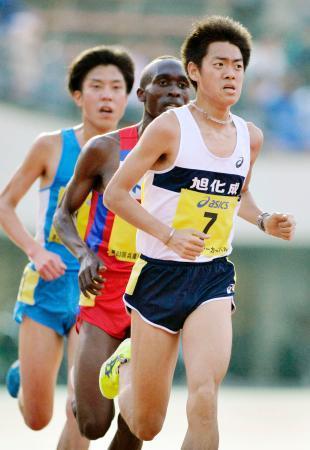 　男子１万メートル　２８分９秒２８で日本勢最高の２位に入った村山謙太＝神戸ユニバー記念競技場