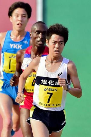 　粘り強い走りで日本人トップの２位になった村山謙太（７）