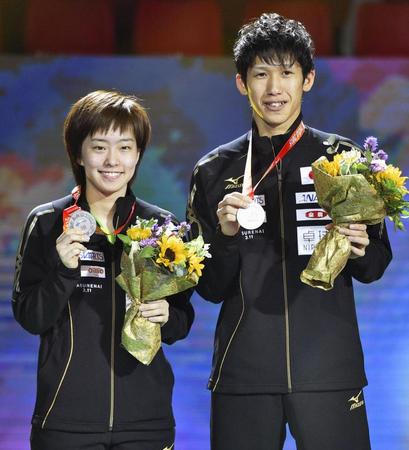 　混合ダブルスで準優勝し、表彰式でメダルを手にする吉村（右）、石川組＝蘇州（共同）