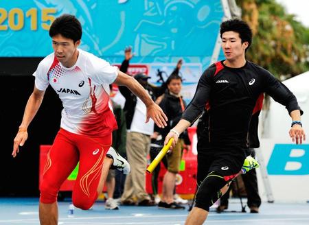 　陸上の世界リレー大会に向け、谷口耕太郎（左）とバトン練習する桐生祥秀