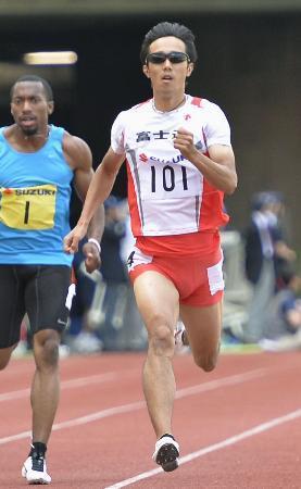 　男子２００メートル　２０秒６７で優勝した高瀬慧（右）＝静岡スタジアム