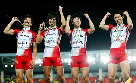 　男子４００メートルリレーで銅メダルを獲得し、喜ぶ（左から）大瀬戸、藤光、桐生、谷口の日本チーム