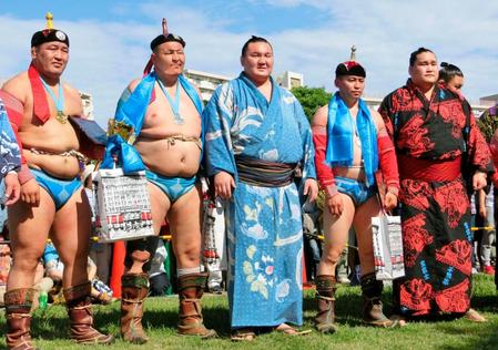 　モンゴル相撲の選手と記念撮影する白鵬（中央）と照ノ富士（右端）