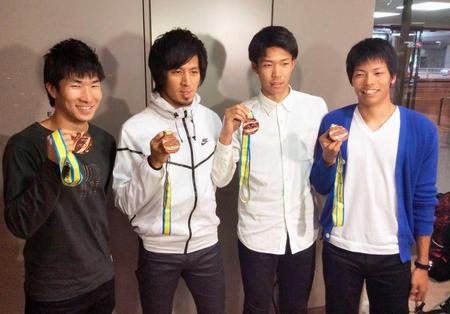 　陸上の世界リレー大会で獲得したメダルを掲げる（左から）桐生祥秀、藤光謙司、谷口耕太郎、大瀬戸一馬