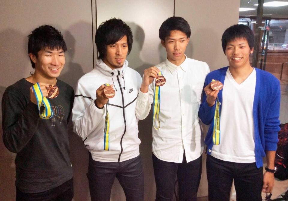 　陸上の世界リレー大会で獲得したメダルを掲げる（左から）桐生祥秀、藤光謙司、谷口耕太郎、大瀬戸一馬