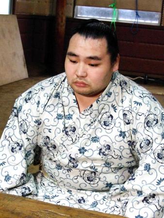 　神妙な表情で夏場所の休場を表明する鶴竜