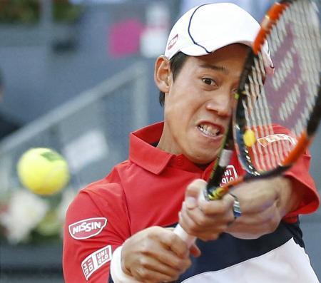 　男子シングルス３回戦でリターンする錦織圭＝マドリード（共同）