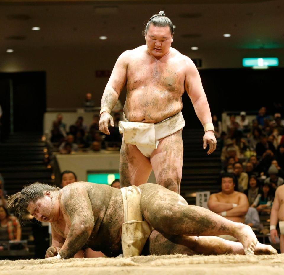 稽古総見で白鵬（奥）に転がされ、砂まみれの逸ノ城＝４月29日、両国国技館