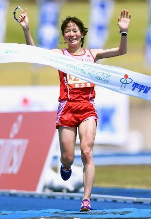 　１時間１０分２４秒で優勝した前田彩里＝仙台市陸上競技場