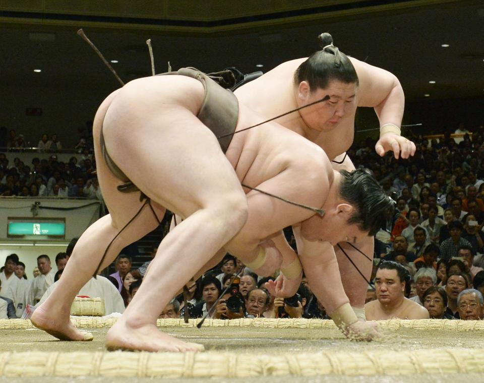 　逸ノ城が突き落としで白鵬を破る＝両国国技館