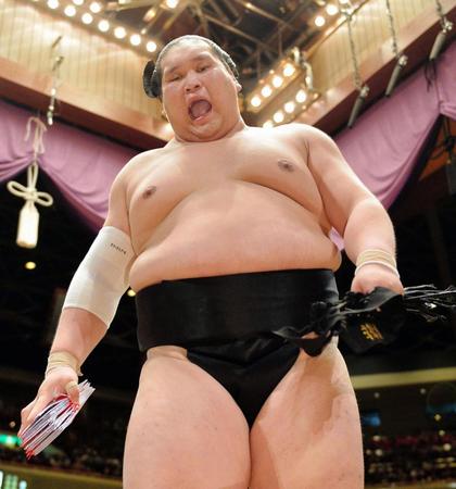 大砂嵐を寄りきりで下し、大きく口を開けながら土俵を降りる照ノ冨士＝両国国技館