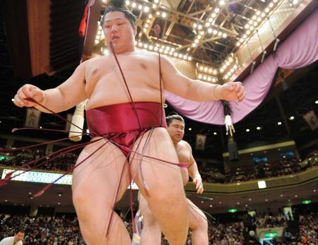 高安に押し出され、土俵下に落下する遠藤＝両国国技館