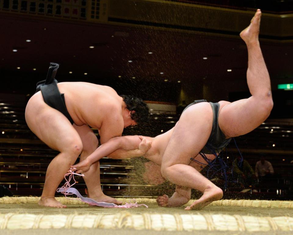 寿ノ冨士を肩すかしで破った宇良（左）＝両国国技館（撮影・西岡正）