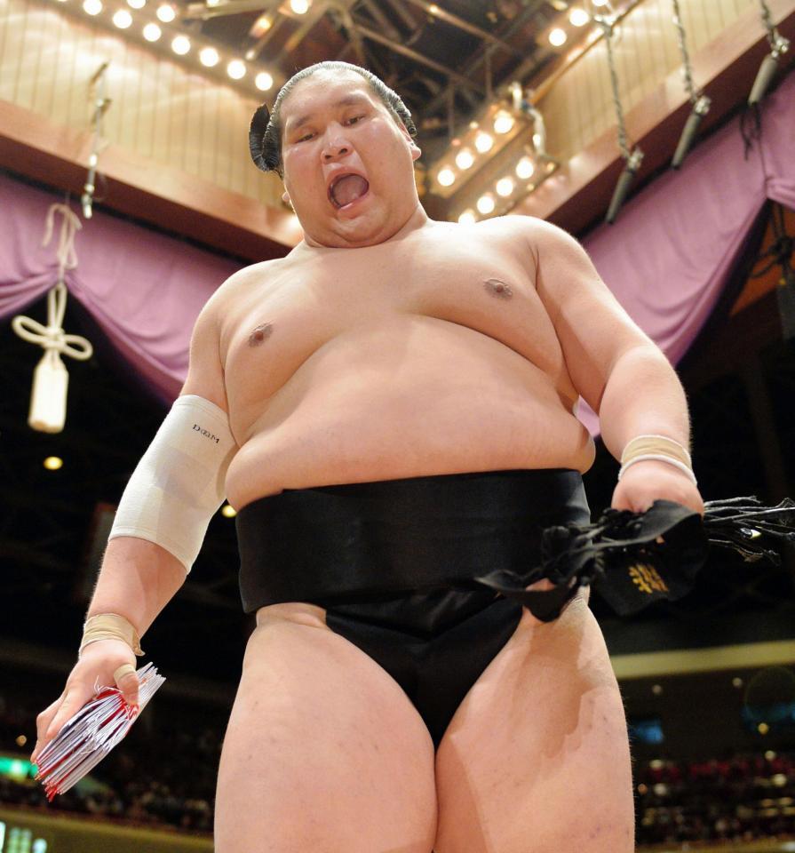 大砂嵐を寄りきりで下し、大きく口を開けながら土俵を降りる照ノ冨士＝両国国技館