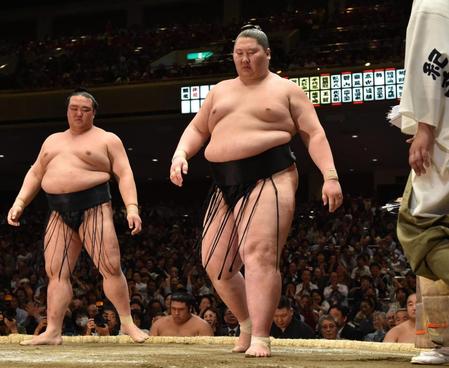 　稀勢の里に寄り切りで破れた逸ノ城（右）　