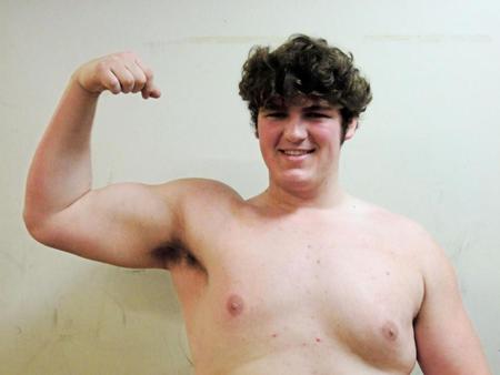 前相撲で白星デビューを飾りガッツポーズをする誉錦（東京・両国国技館）