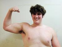 前相撲で白星デビューを飾りガッツポーズをする誉錦（東京・両国国技館）