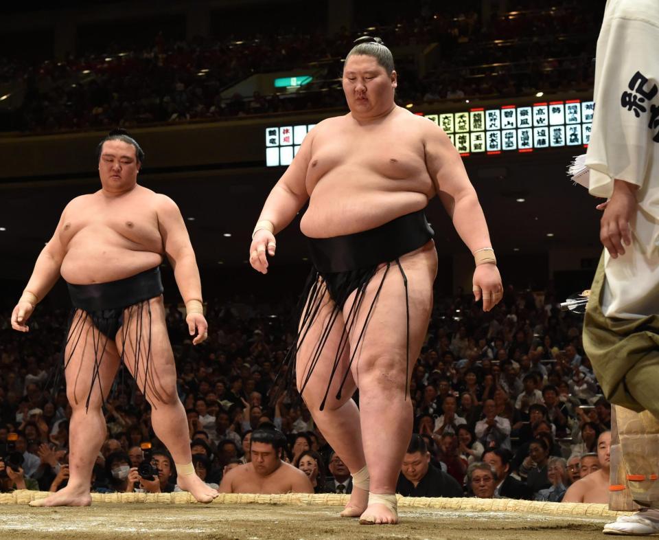 　稀勢の里に寄り切りで破れた逸ノ城（右）　