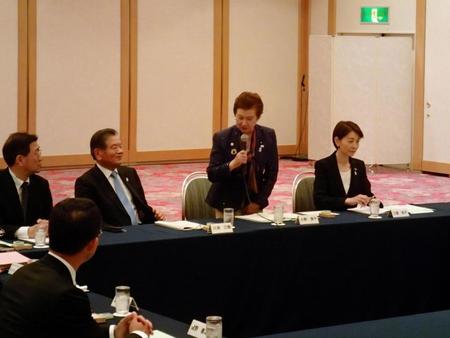 川淵新会長（中央左）のもと第１回理事会を行った日本バスケットボール協会＝都内