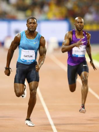 　男子１００メートルで今季世界最高の９秒７４で優勝したジャスティン・ガトリン（左）＝ドーハ（ゲッティ＝共同）