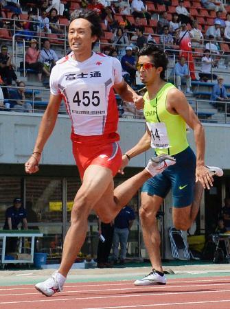 　男子２００メートル決勝　日本歴代２位となる２０秒１４の大会新記録で優勝した高瀬慧。右は２位の藤光謙司＝熊谷スポーツ文化公園陸上競技場