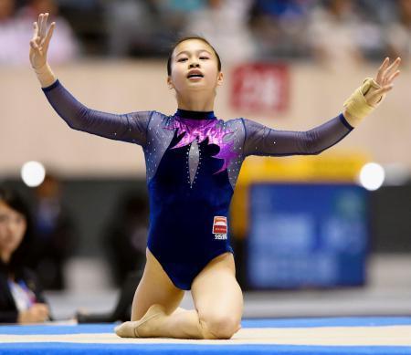 　女子個人総合　優勝した杉原愛子の床運動＝国立代々木競技場