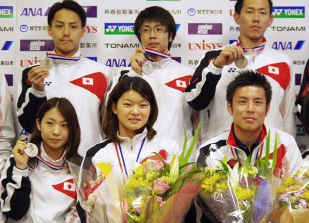 　スディルマン杯で銀メダルを獲得し、帰国したバドミントン日本代表。前列左から松友美佐紀、高橋礼華、早川賢一ら＝１８日、成田空港
