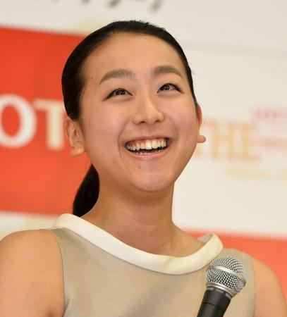 笑顔で会見を行った浅田真央＝東京・ベルサール六本木（撮影・村中拓久）