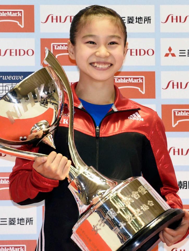 　女子個人総合で優勝し、笑顔の杉原愛子