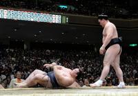 日馬富士（右）にはたき込みで敗れた稀勢の里＝両国国技館（撮影・開出　牧）