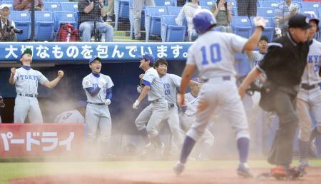 　東京六大学野球春季リーグで、法大戦の延長１０回、勝ち越した後の追加点に喜ぶ東大ナイン。連敗記録を９４で止め、５年ぶりの勝利を挙げた＝２３日、神宮球場