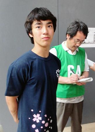 　東日本学生選手権を終え、取材に応える白井健三