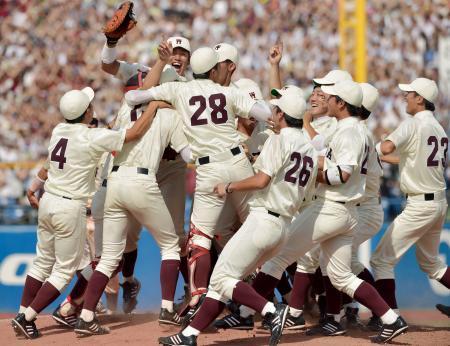 　慶大に快勝して６季ぶり４４度目の優勝を決め、喜ぶ早大ナイン＝神宮