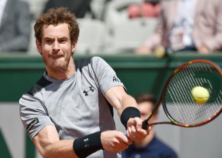 　男子シングルス３回戦でリターンするアンディ・マリー＝パリ（共同）