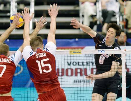 　日本-チェコ　第１セット、スパイクを決める石川＝岡山県体育館