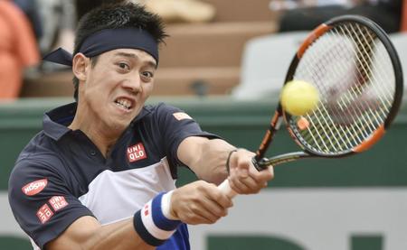 　男子シングルス４回戦で、テイムラズ・ガバシビリと対戦する錦織圭＝パリ（共同）