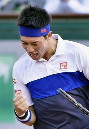 　男子シングルス準々決勝でポイントを奪い、ガッツポーズする錦織圭＝パリ（共同）