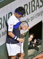 　金属製の板が観客席に落ちて試合が中断し、再開を待つ錦織圭（共同）