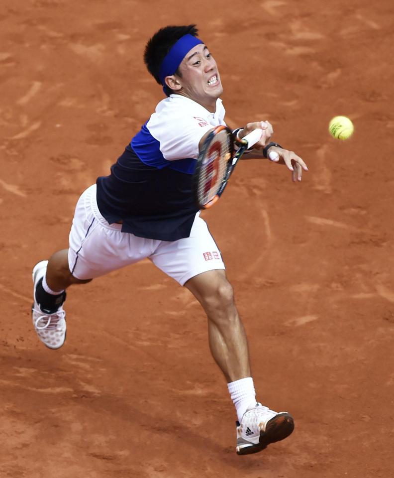 　男子シングルス準々決勝でボールに飛び付く錦織圭（共同）