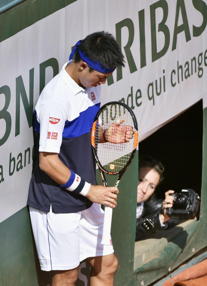 　金属製の板が観客席に落ちて試合が中断し、再開を待つ錦織圭（共同）