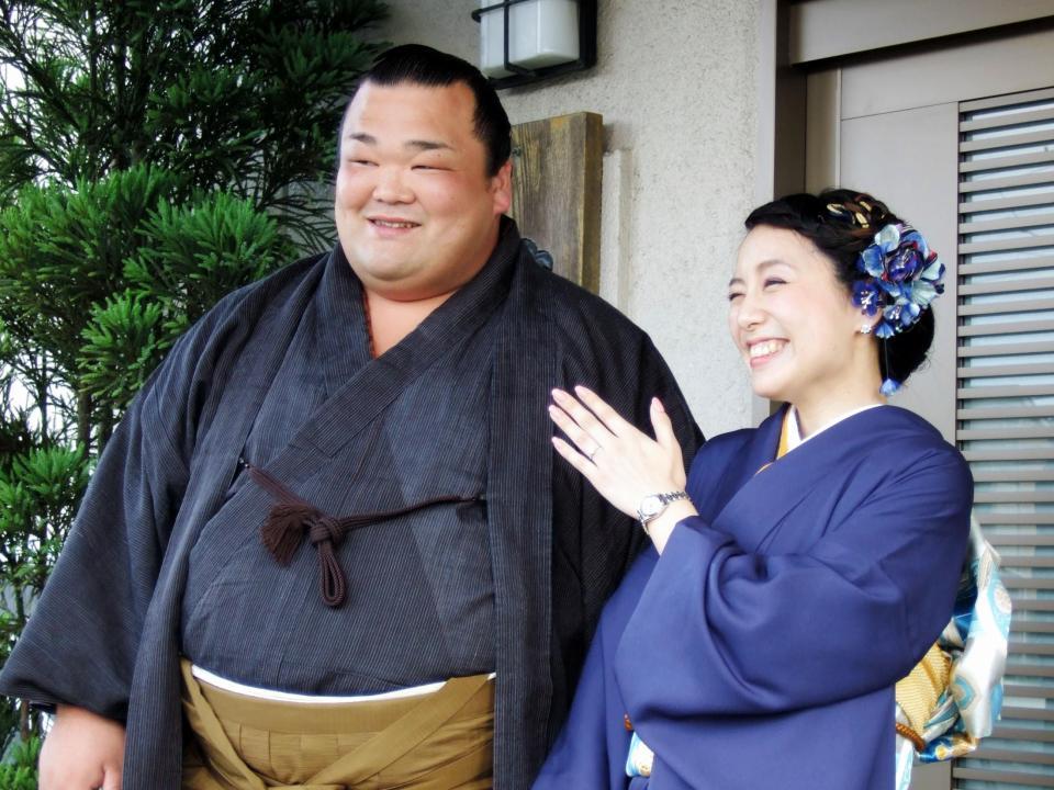 左手の薬指に光る婚約指輪を見せて笑顔の里由貴さんに豊響はデレデレの表情（東京・足立区の境川部屋）