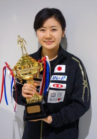 　卓球のオーストラリア・オープン女子シングルスで優勝し、帰国した福原愛＝８日夜、成田空港