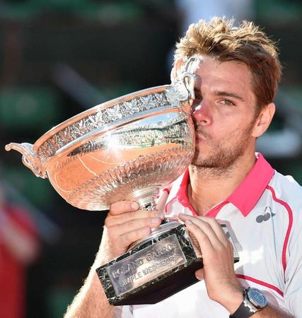 　男子シングルスで優勝し、トロフィーにキスするスタン・バブリンカ（共同）