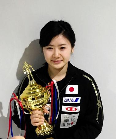 　オーストラリアＯＰの優勝トロフィーを手にする福原愛