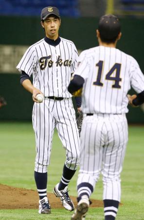 　１回途中で降板し、２番手の芳賀（１４）にボールを渡す東海大先発の吉田＝東京ドーム