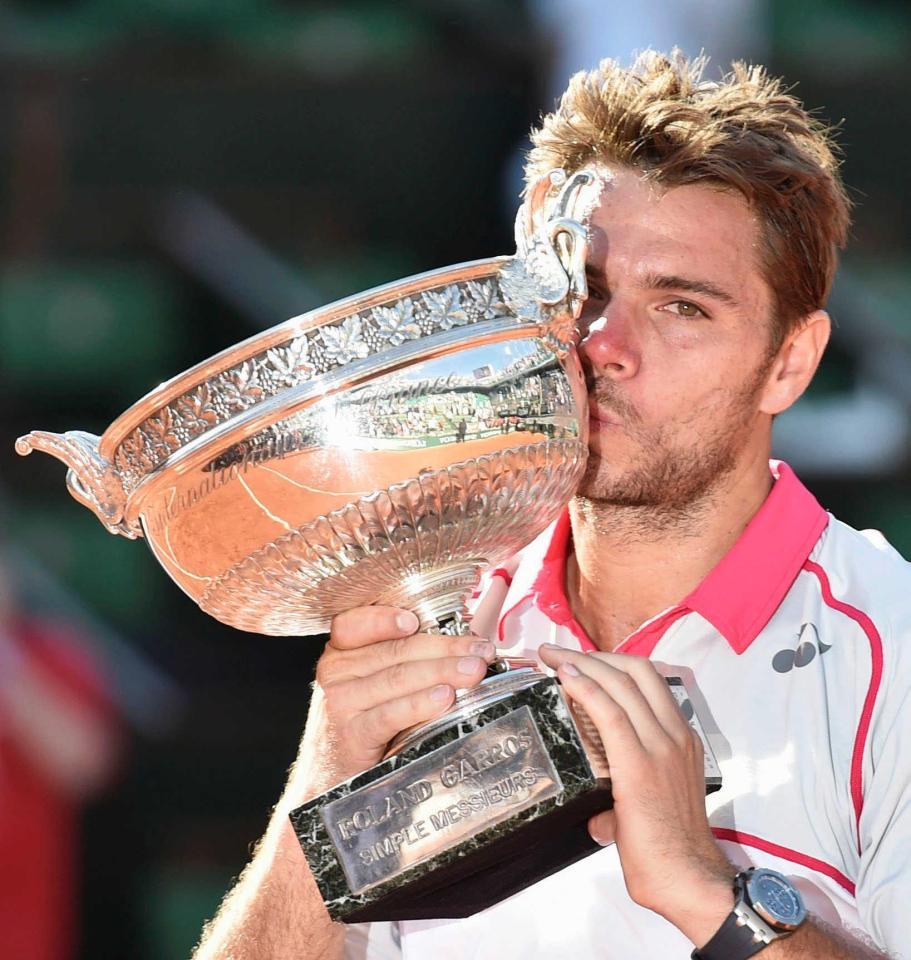 　男子シングルスで優勝し、トロフィーにキスするスタン・バブリンカ（共同）