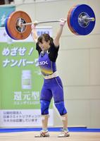 　女子53キロ級　トータル１９１キロで２度目の優勝を果たした八木かなえ＝いわき市立総合体育館