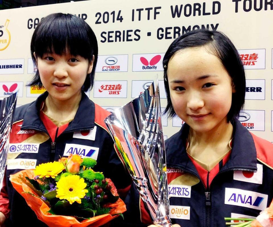 　１４年３月、卓球のドイツ・オープンの女子ダブルスで優勝した平野美宇（左）、伊藤美誠ペア