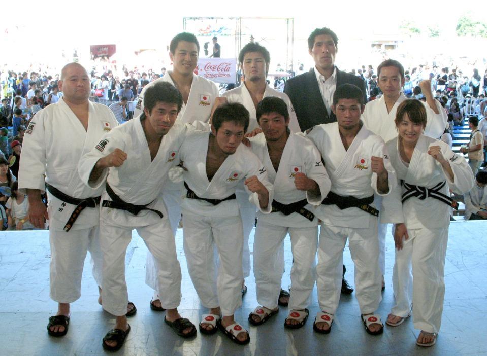 男子柔道世界選手権壮行会で、ファンをバックに金メダルを誓う（前列左から）塘内、大束、内柴、平岡